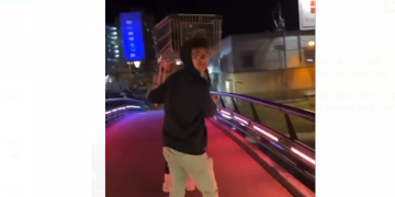 Ce spun poliţiştii despre tinerii care au aruncat în Săsar un cărucior pentru cumpărături