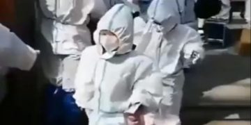 Copiii din Shanghai merg la şcoală în combinezoane de protecţie