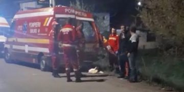 Autospecială SMURD lovită de tren la Ulmeni. Femeia la care se deplasa a decedat, medicul şi paramedicul au ajuns în spital