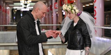 Doi ucraineni s-au căsătorit la metroul din Harkov, transformat în adăpost antiaerian. Fotografiile făcute printre ruine au devenit virale