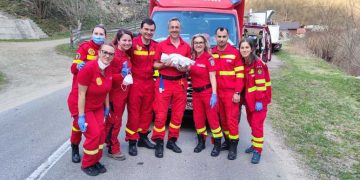 O femeie a născut o fetiţă în autospeciala SMURD care o transporta la spital