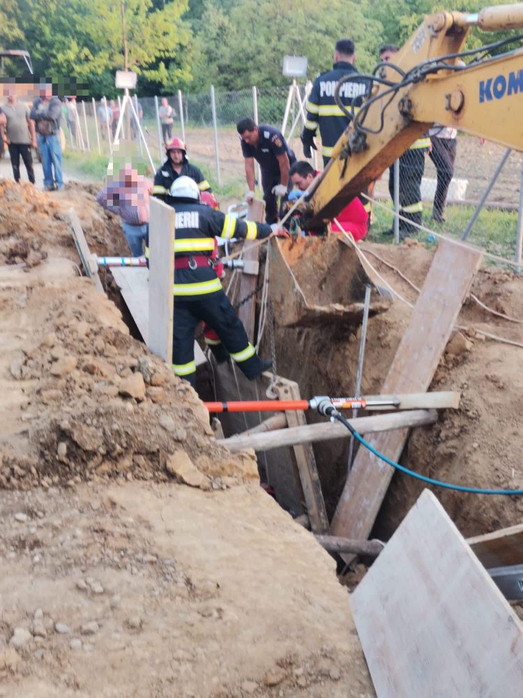 Un muncitor a murit îngropat de viu de un mal de pământ care a căzut peste el