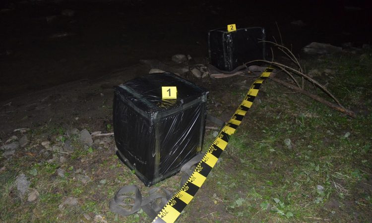 Pentru a scăpa de poliţiştii de frontieră, un contrabandist şi-a abandonat țigările. Au fost trase focuri de armă la Bârsana
