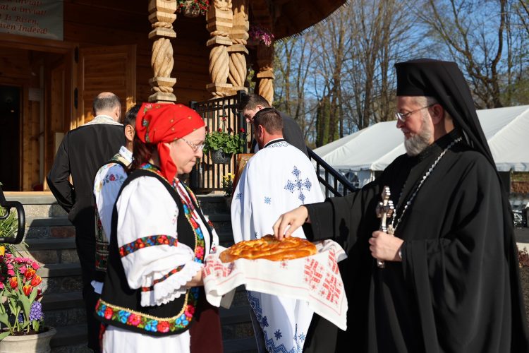 Imagini deosebite cu maramureșenii din Statele Unite. Preasfințitul Părinte Iustin, Episcopul Maramureșului, a săvârșit slujba de sfințire a unui nou lăcaș