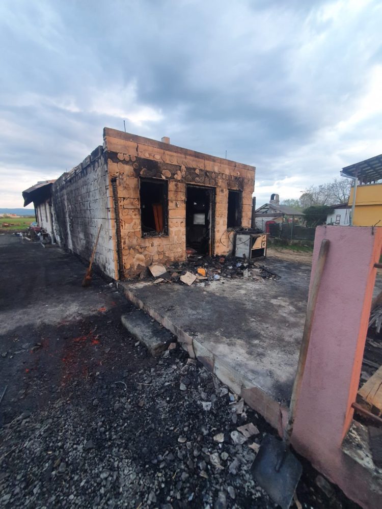 Mobilizare pentru familia din Cătălina căreia i-a luat foc casa