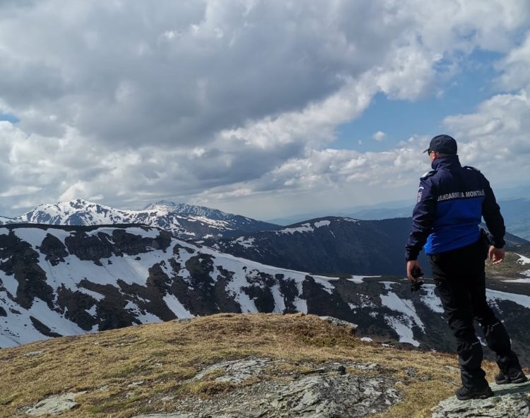 Recomandările jandarmilor maramureşeni pentru iubitorii de drumeţii montane