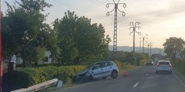 Atenţie, şoferi! Accident la Satu Nou de Jos, stâlp de electricitate dărâmat, circulaţie îngreunată – foto