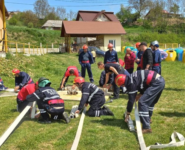 Voluntarii pentru situaţii de urgenţă, în concurs la Săliştea de Sus – foto