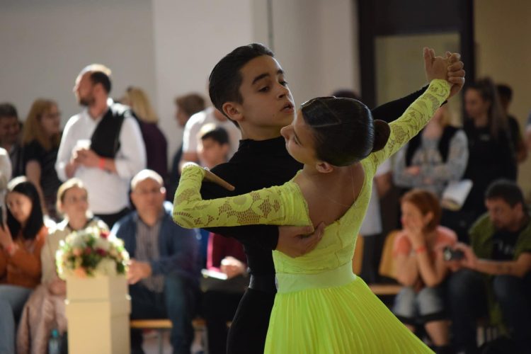 21 de finale şi patru urcări pe podium pentru dansatorii Clubului Medio Monte la Cupa Floris – Bistriţa – FOTO
