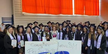 Colegii n-au uitat-o pe Melissa, studenta răpusă de o boală incurabilă, nici măcar în ziua Festivității