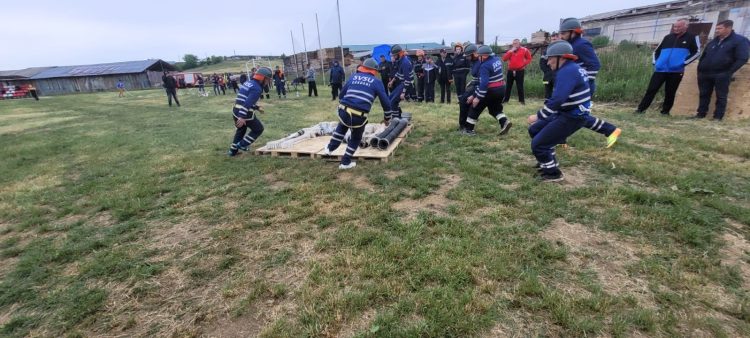 Voluntarii pentru situaţii de urgenţă, în concurs la Ariniş – foto