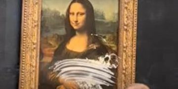 Un bărbat a aruncat cu o tartă în tabloul Mona Lisa, la Muzeul Luvru. VIDEO