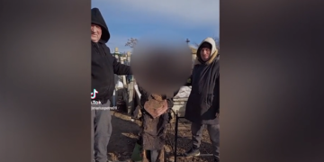 Imagini incredibile. Doi români dansează pe manele cu scheletul unei femei la 16 ani de la deces