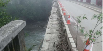 Una dintre pasarelele pietonale ale Podului Abator din Sighet, a căzut în râul Iza