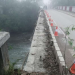 Una dintre pasarelele pietonale ale Podului Abator din Sighet, a căzut în râul Iza