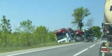 Camion cu remorcă pentru transport autovehicule, în şanţ la Cicârlău – Foto