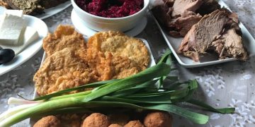 A trecut o săptămână de la Sărbătorile Pascale, dar deja de e dor de ele. Despre tradiții și zâmbetele de la Pensiunea „Sub Horita” din Leordina