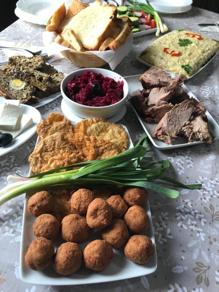 A trecut o săptămână de la Sărbătorile Pascale, dar deja de e dor de ele. Despre tradiții și zâmbetele de la Pensiunea „Sub Horita” din Leordina