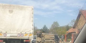 Un autoturism s-a răsturnat în afara părţii carosabile la Tăuţii Măgherăuş – foto