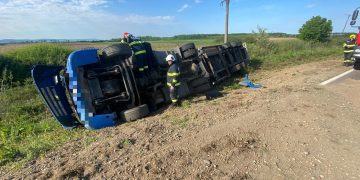 Accident în Satu Mare. Un TIR s-a răsturnat pe câmp – foto