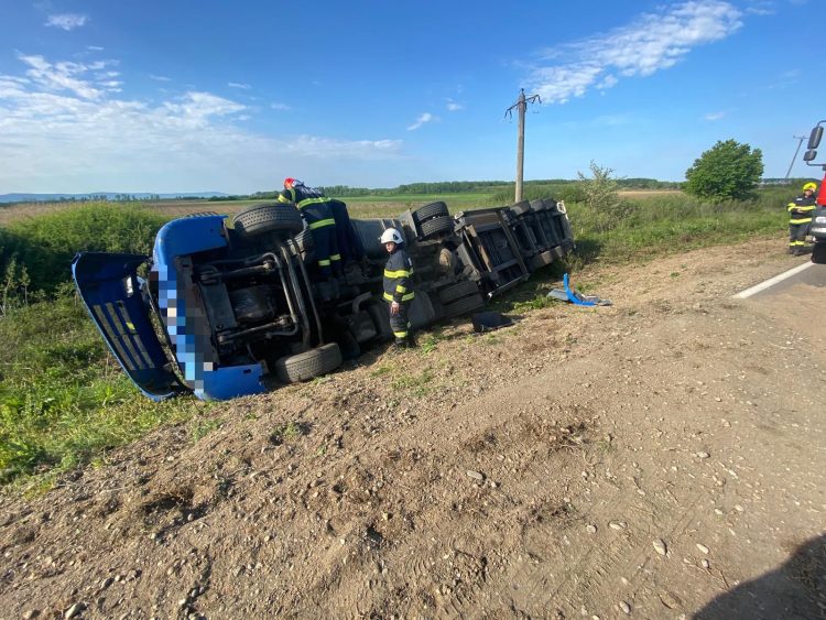 Accident în Satu Mare. Un TIR s-a răsturnat pe câmp – foto