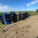 Accident în Satu Mare. Un TIR s-a răsturnat pe câmp – foto