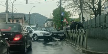 Coliziune între două autoturisme pe strada Horea, în zona cimitirului – foto