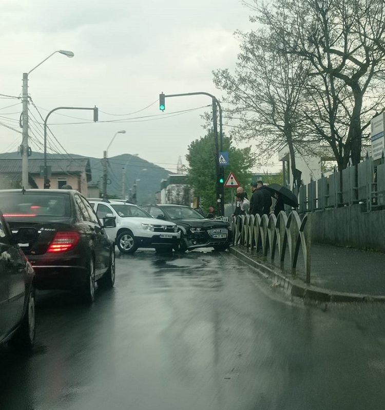 Coliziune între două autoturisme pe strada Horea, în zona cimitirului – foto