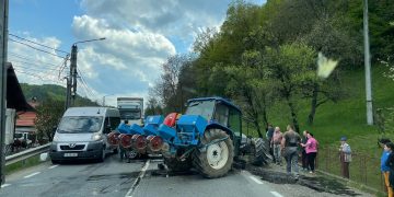Impact între un utilaj agricol şi autoturismul unor ucraineni la Valea Chioarului – foto