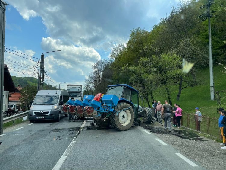 Impact între un utilaj agricol şi autoturismul unor ucraineni la Valea Chioarului – foto