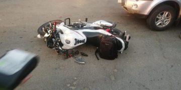 Tânăr de 20 de ani reținut după ce a lovit cu maşina un motociclu condus de un băiat de 16 ani şi a părăsit locului accidentului