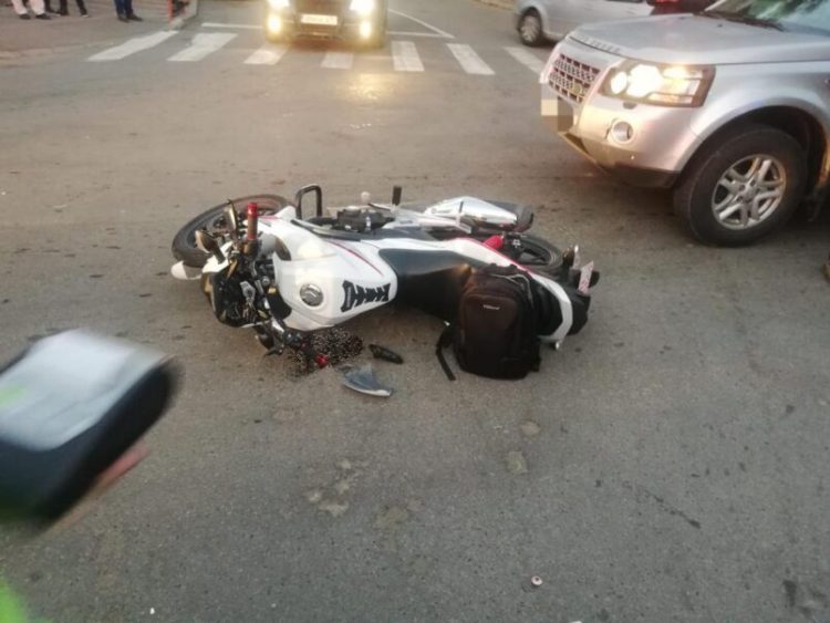 Tânăr de 20 de ani reținut după ce a lovit cu maşina un motociclu condus de un băiat de 16 ani şi a părăsit locului accidentului