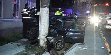 Un tânăr din Satu Mare a murit după ce mașina în care se afla a intrat sub locomotiva unui tren