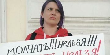 O activistă rusă şi-a cusut gura în semn de protest faţă de războiul din Ucraina