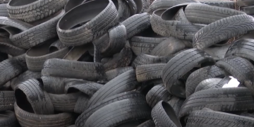 Deşeuri periculoase, uleiuri şi anvelope uzate găsite la un atelier auto de pe strada Electrolizei