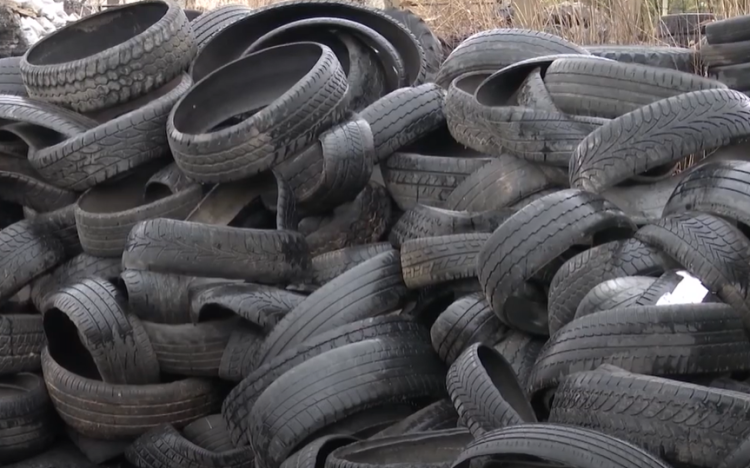 Deşeuri periculoase, uleiuri şi anvelope uzate găsite la un atelier auto de pe strada Electrolizei