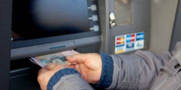 Un tânăr din Cupșeni a găsit o sumă de bani uitaţi în bancomat. Ce a făcut cu banii
