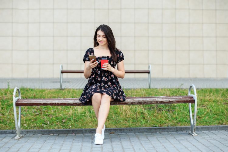 Confortabil și stilat – cum să îmbini pantofii de damă cu look-uri diferite?