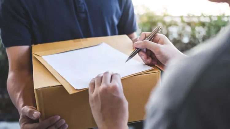 Plăteşti cash la curier, te monitorizează ANAF