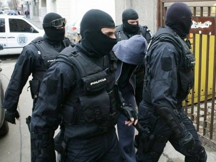 Percheziţii domiciliare în judeţele Bistriţa-Năsăud şi Maramureş, în cazul unor români acuzaţi de furturi şi tâlhării într-un oraş din Italia