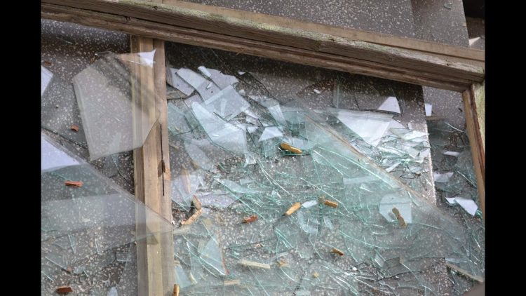 Bărbat din Cavnic prins de polițiști după ce a furat băuturi alcoolice şi a distrus peste 40 de geamuri la două societăți comerciale