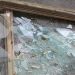 Bărbat din Cavnic prins de polițiști după ce a furat băuturi alcoolice şi a distrus peste 40 de geamuri la două societăți comerciale