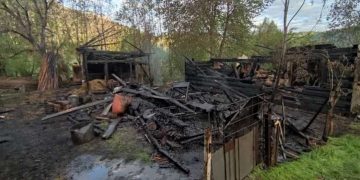 Incendiu violent la o casă din Borșa. Au ars două anexe gospodărești, bunuri, dar și mai multe animale