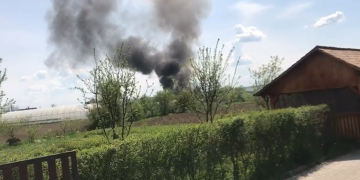 Incendiu violent la Coltău. Ard o casă şi o şură – foto