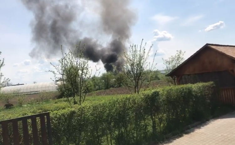 Incendiu violent la Coltău. Ard o casă şi o şură – foto