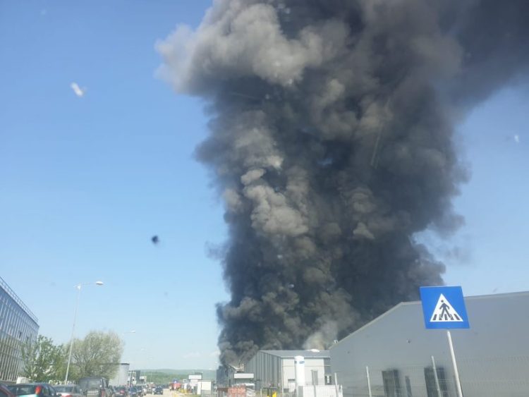 Incendiu violent la o fabrică din Dej