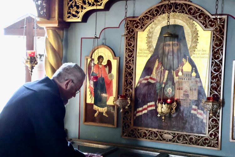 Preasfințitul Părinte Iustin s-a rugat la Sfintele Moaște ale Sfântului Ierarh Ioan Maximovici, în catedrala din San Francisco