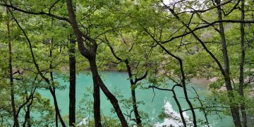 Lacul Albastru, singurul lac din lume care îşi schimbă culoarea, sărbătorit în 28 mai