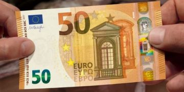 Vouchere de 50 de euro pentru 2,8 milioane de români. Când începe distribuirea cardurilor