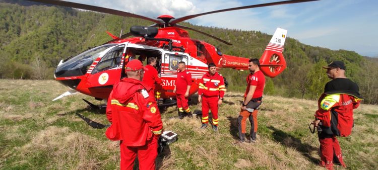 Bărbat de 28 de ani din Ieud, rănit grav după ce a căzut tractorul peste el. Au intervenit salvamontiştii montani